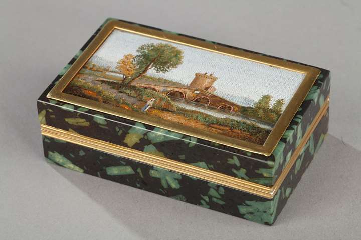 Gold and Porphyry box with micromosaïc